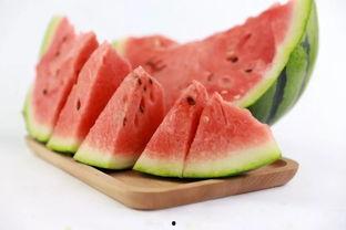 大夏天下雪吃瓜,民众欢聚吃瓜赏雪