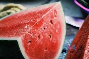 大夏天下雪吃瓜,民众欢聚吃瓜赏雪