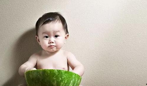 宝妈带小孩吃瓜,亲子时光温馨满满