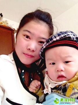 宝妈带小孩吃瓜,亲子时光温馨满满